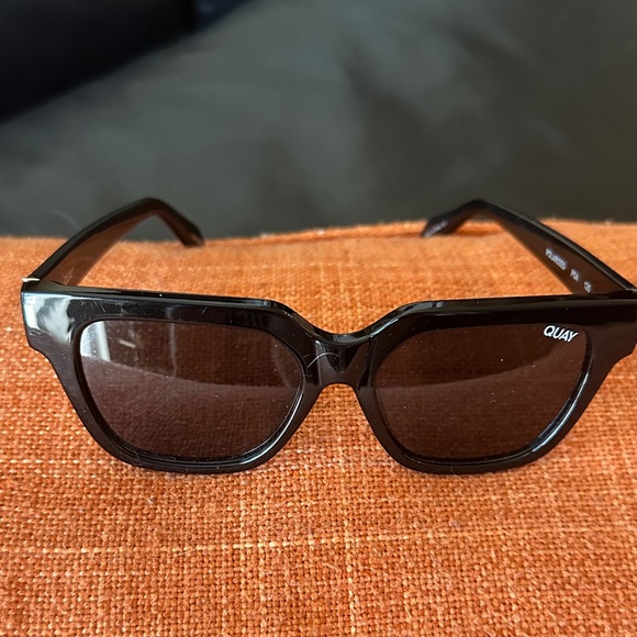 Quay Australia Accessories - Quay Australia Black Sunglasses w protective fabric case